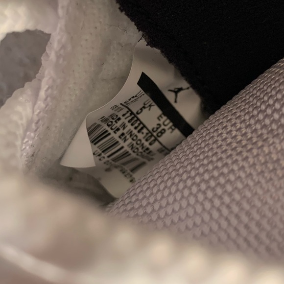 *NEW* AIR JORDAN 11 RETRO WHITE/BLACK CONCORD 5.5Y - Picture 4 of 4